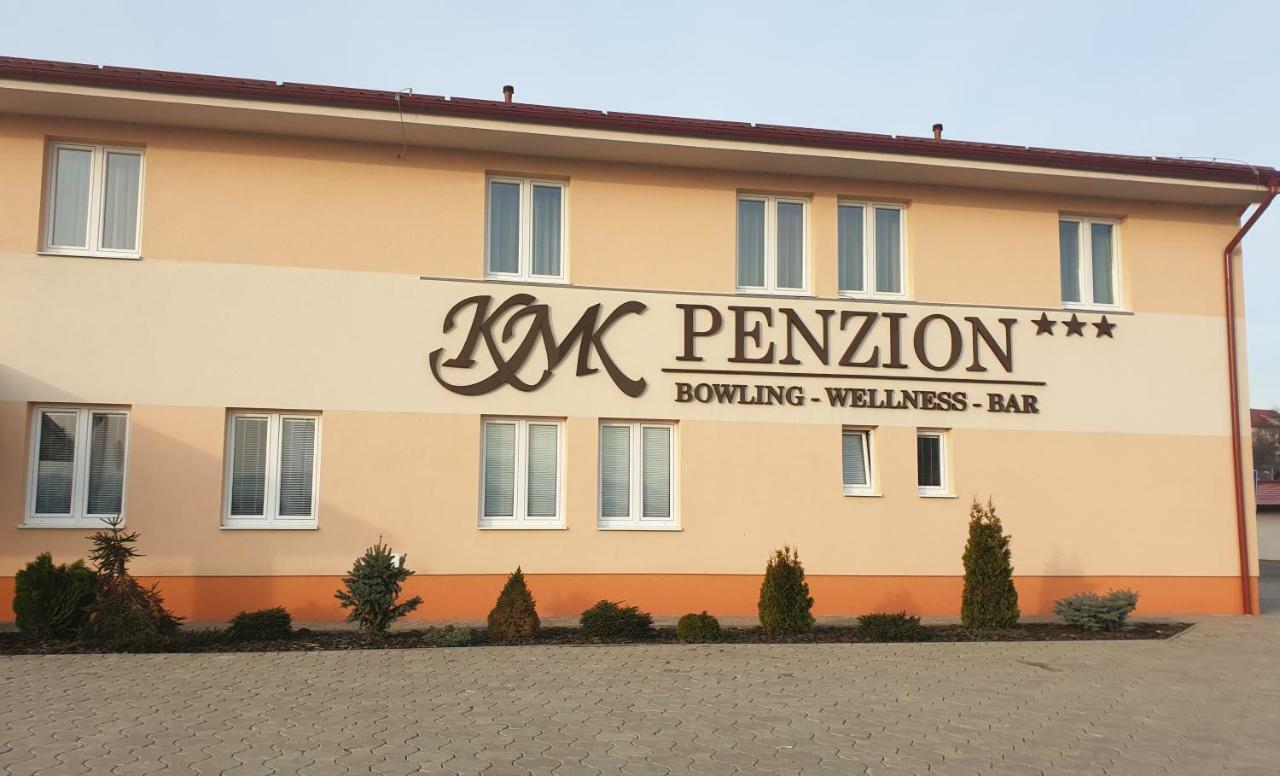Kmk Penzion Lednicke Rovne ภายนอก รูปภาพ